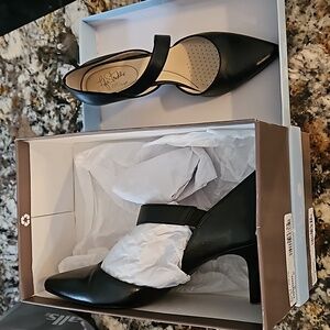 Life Stride Black 2.5" Pumps